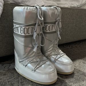 Brand New Icon Moon Boots